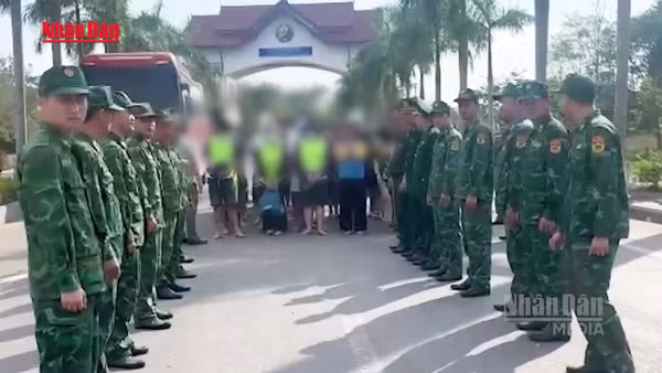 [Video] Tiếp nhận 56 người từ Lào nghi liên quan đường dây đánh bạc, rửa tiền