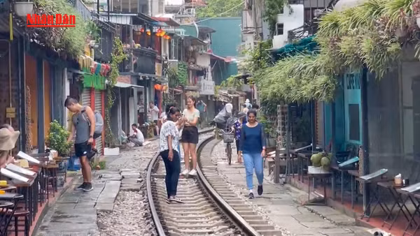 [Video] Hà Nội phạt nguội phố cà phê đường tàu bằng công nghệ AI