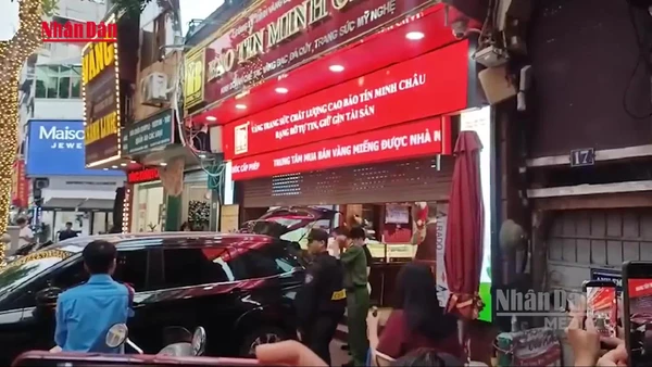 [Video] Tạm giữ nhiều tài liệu tại cửa hàng vàng Bảo Tín Minh Châu để phục vụ xác minh