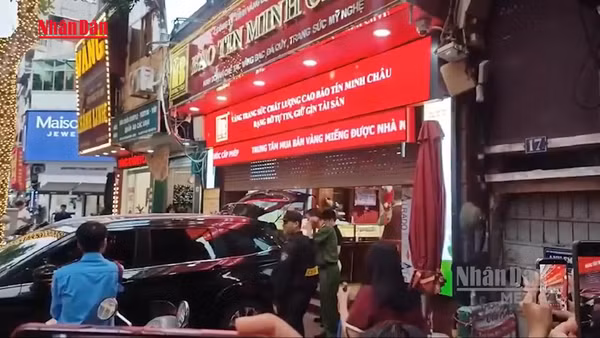 [Video] Tạm giữ nhiều tài liệu tại cửa hàng vàng Bảo Tín Minh Châu để phục vụ xác minh