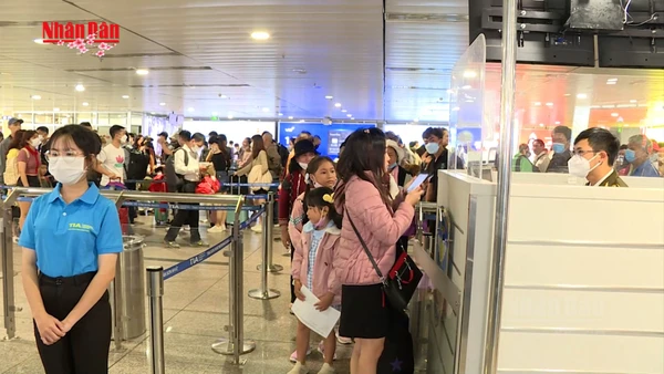 [Video] Sân bay Tân Sơn Nhất lập kỷ lục gần 178.000 lượt khách trong ngày mùng 6 Tết