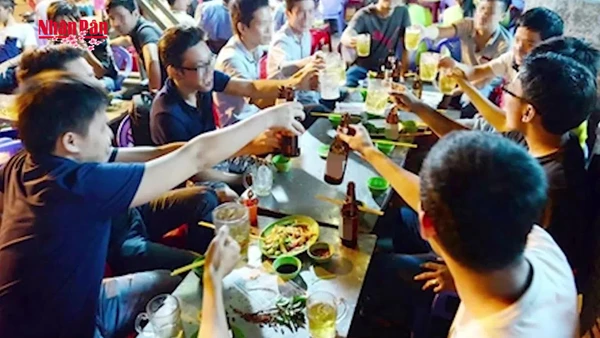 [Video] Lạm dụng rượu bia dịp Tết: Nguy cơ sức khỏe và tai nạn giao thông