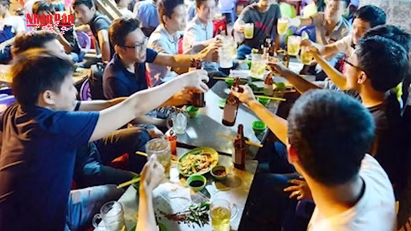 [Video] Lạm dụng rượu bia dịp Tết: Nguy cơ sức khỏe và tai nạn giao thông