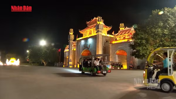 [Video] Đặc sắc tour đêm “Đền Hùng lung linh nguồn cội”