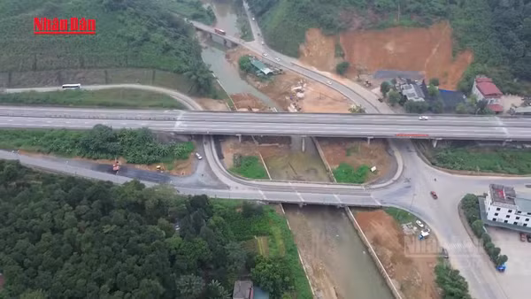 [Video] Tiềm ẩn nguy cơ mất an toàn giao thông trên cao tốc Nội Bài - Lào Cai