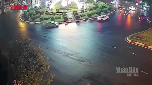 [Video] Xe container cuốn xe máy, hai phụ nữ thương vong