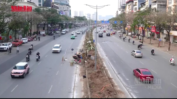 [Video] Tạm dỡ nhiều đoạn dải phân cách tách làn xe trên đường Võ Chí Công, Hà Nội