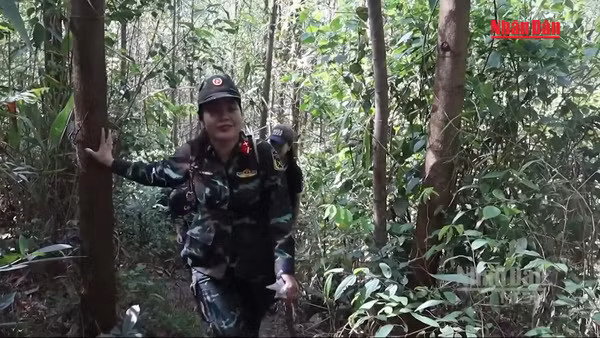 [Video] Bộ đội nữ vượt đường rừng tiếp sức lực lượng quy tập hài cốt liệt sĩ tại hang Đá Sập