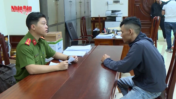 [Video] Phát hiện gần 190kg pháo nổ giấu trong khoang bí mật xe bán tải tại Đắk Lắk