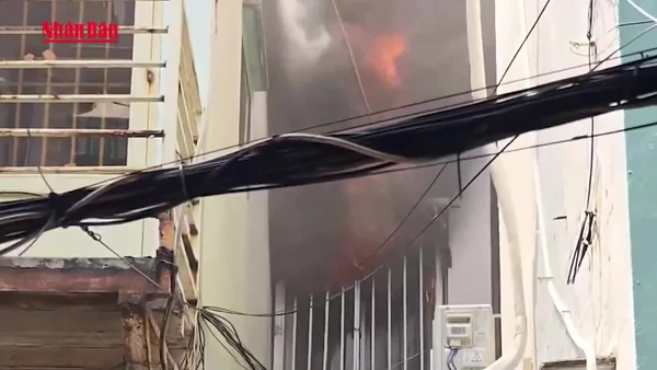 [Video] Cháy nhà trong hẻm gần cầu vượt Cây Gõ, nhiều tài sản bị hư hại