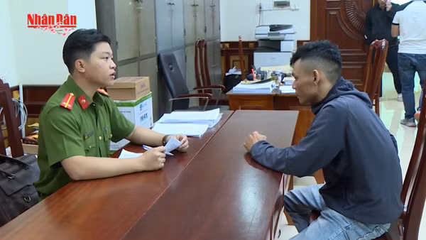 [Video] Phát hiện gần 190kg pháo nổ giấu trong khoang bí mật xe bán tải tại Đắk Lắk