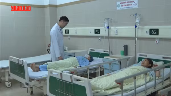 [Video] Người dân không còn phải tạm ứng viện phí khi nhập viện