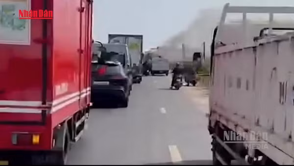 [Video] Cháy xe khách trên Quốc lộ 1 qua Khánh Hòa, giao thông ùn tắc kéo dài