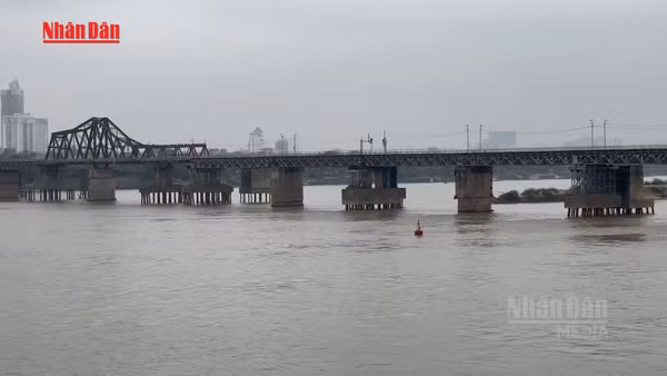 [Video] Bắt đầu cấm xe qua cầu Long Biên trong 2 tháng