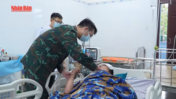 [Video] Đưa bệnh nhân nguy kịch về đất liền điều trị bằng trực thăng 