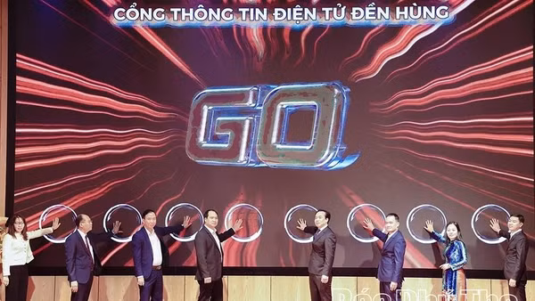 Các đại biểu thực hiện nghi lễ ra mắt Cổng thông tin điện tử denhung.vn.