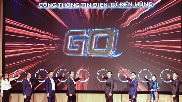 Các đại biểu thực hiện nghi lễ ra mắt Cổng thông tin điện tử denhung.vn.