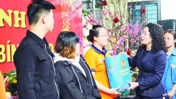 Lãnh đạo tỉnh Bắc Ninh tặng quà công nhân không về quê ăn Tết đang lưu trú tại phường Nếnh.