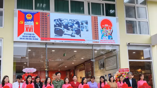 Các đại biểu dự cắt băng khai mạc Trưng bày tài liệu lưu trữ.