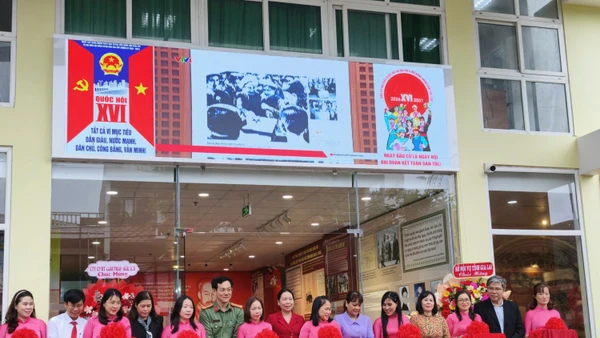 Các đại biểu dự cắt băng khai mạc Trưng bày tài liệu lưu trữ.