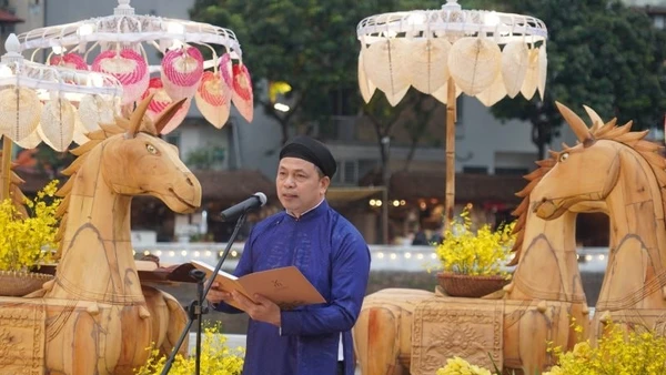 Giám đốc Trung tâm Hoạt động Văn hóa Khoa học Văn Miếu - Quốc Tử Giám Lê Xuân Kiêu phát biểu tại lễ khai mạc Hội chữ Xuân Bính Ngọ.