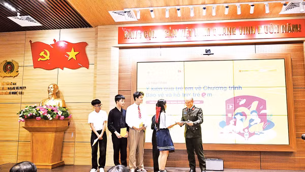 Đại tá Hà Văn Bắc, Phó Cục trưởng An ninh mạng và phòng, chống tội phạm sử dụng công nghệ cao, nhận Bản tổng hợp ý kiến từ 2.775 trẻ em.