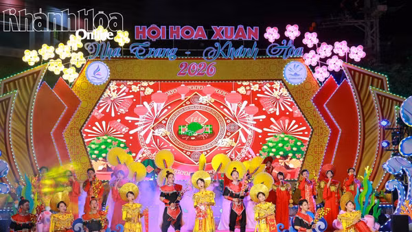 Biểu diễn văn nghệ trong lễ khai mạc.