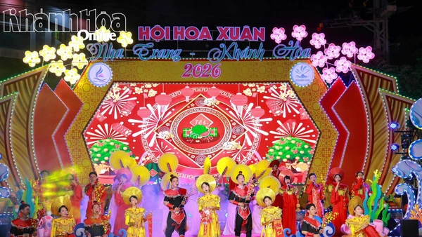 Biểu diễn văn nghệ trong lễ khai mạc.