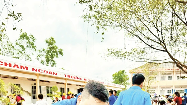 Thanh niên Cà Mau trong một chương trình hỗ trợ trẻ em thiệt thòi.