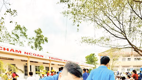 Thanh niên Cà Mau trong một chương trình hỗ trợ trẻ em thiệt thòi.