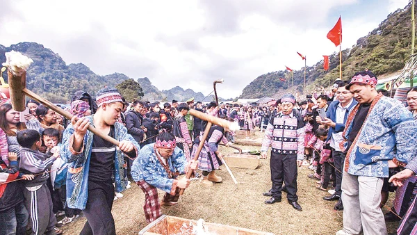 Các đội thi giã bánh dày trong ngày hội. Ảnh: TTXVN