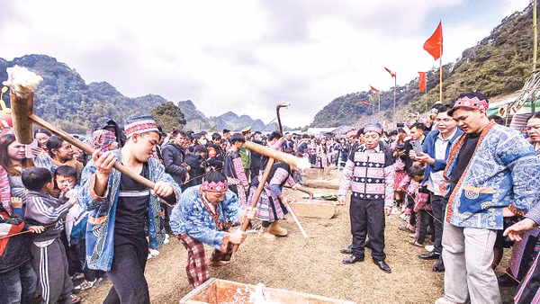 Các đội thi giã bánh dày trong ngày hội. Ảnh: TTXVN