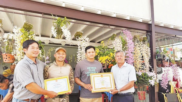 Anh Nguyễn Thanh Minh (thứ hai, trái sang). Ảnh: NVCC