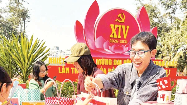 Niềm vui của chủ và khách khi tham gia sự kiện Tụ hội sáng tạo, tháng 1/2026 bên Hồ Hoàn Kiếm. (Nguồn fanpage Lễ hội thiết kế sáng tạo) 