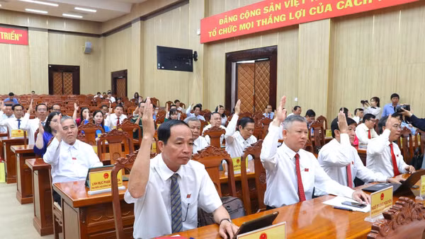 Đại biểu Hội đồng nhân dân tỉnh An Giang biểu quyết thông qua các nghị quyết phát triển kinh tế xã hội trên địa bàn.