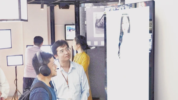 Du khách tham quan triển lãm “Những con mắt của thời gian”. Ảnh: Mạnh Hảo