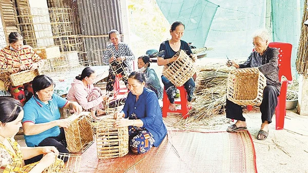 Các sản phẩm thủ công từ thân cây năn tượng có giá trị cao. 