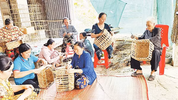 Các sản phẩm thủ công từ thân cây năn tượng có giá trị cao. 