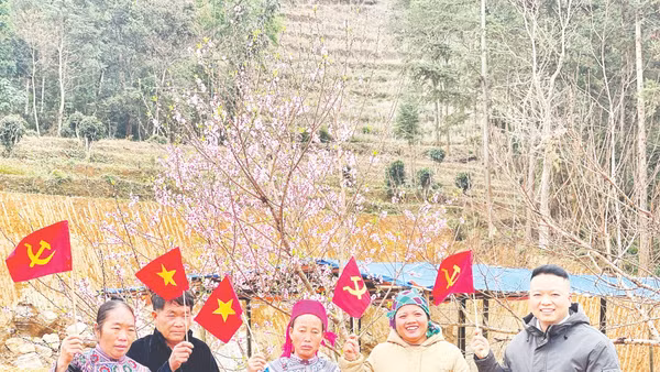 Bà con Suôi Thầu tưng bừng đón xuân.