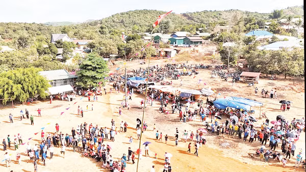 Lễ hội mùa xuân của đồng bào H’Mông vừa là nơi vui chơi, vừa là nơi để trai gái tìm hiểu, giao duyên. Ảnh: Dương Phong 
