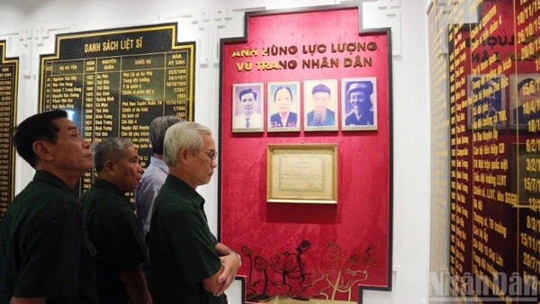 Chỉnh trang và sắp xếp, trưng bày hiện vật tại Đền tưởng niệm Anh hùng, liệt sĩ Bình Trưng.