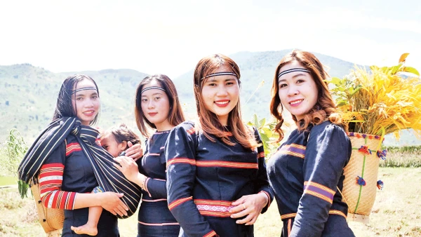 Những sơn nữ dân tộc Cơ Ho xinh đẹp trong trang phục thổ cẩm.