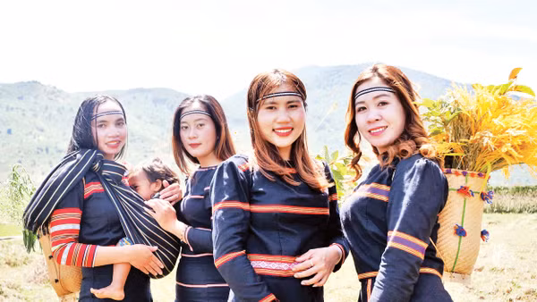 Những sơn nữ dân tộc Cơ Ho xinh đẹp trong trang phục thổ cẩm.