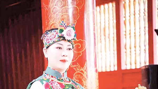 Thanh đồng Phạm Thị Bằng Ly thực hiện các động tác múa theo hướng dẫn của đồng thầy.