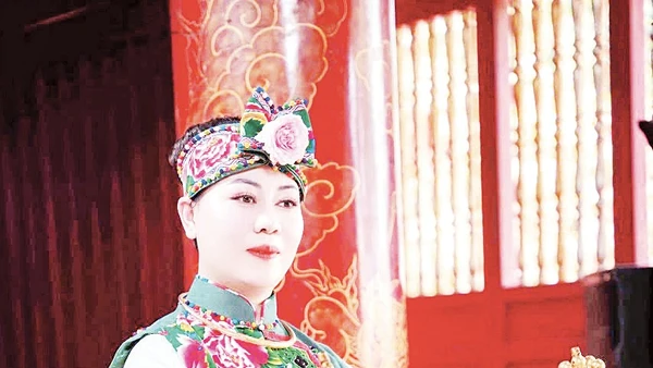 Thanh đồng Phạm Thị Bằng Ly thực hiện các động tác múa theo hướng dẫn của đồng thầy.