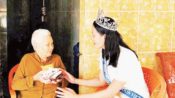 Hoa hậu Trăng khuyết Việt Nam - Minh Tâm trong một lần trao quà chia sẻ với người nghèo.