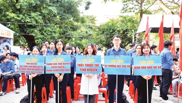 Tuổi trẻ Cần Thơ trong một chiến dịch ra quân tình nguyện vì cộng đồng. 