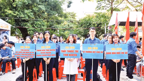 Tuổi trẻ Cần Thơ trong một chiến dịch ra quân tình nguyện vì cộng đồng. 