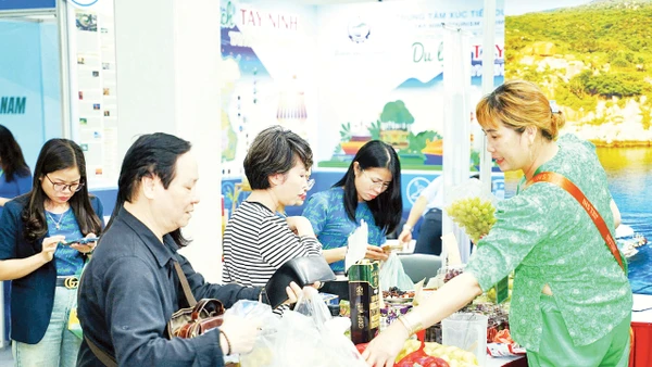 Khách du lịch mua sắm các đặc sản tại Tây Ninh. Ảnh: NAM ANH