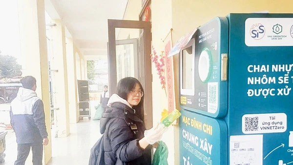 Trạm thu hồi vỏ chai, vỏ lon tích lũy tín chỉ carbon tại Trường THPT Mạc Đĩnh Chi, lắp đặt trong tháng 12/2025. (Nguồn: Fanpage của nhà trường)